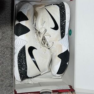 Kyrei 4 TB Basketball Shoes